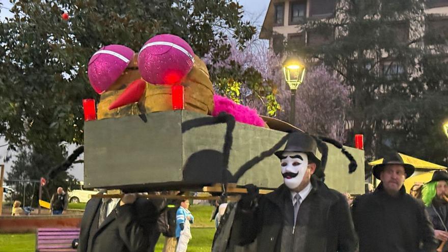 Grado, de luto por el «moscón»:  así fue el divertido fin de fiesta del Carnaval