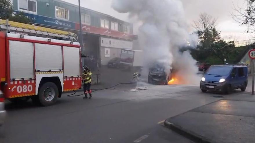 Arde una furgoneta en Gijón: así fue la intervención de los bomberos