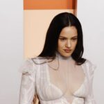 Rosalía conquista la ‘after party’ de los Oscar con un vestido victoriano de transparencias
