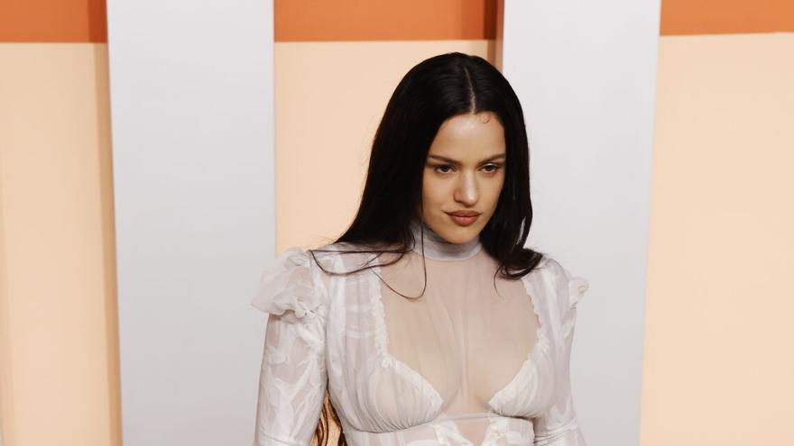 Rosalía conquista la ‘after party’ de los Oscar con un vestido victoriano de transparencias