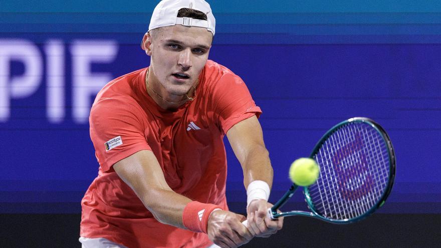 Mensik da la campanada al conquistar el Miami Open y deja a Djokovic sin su título 100