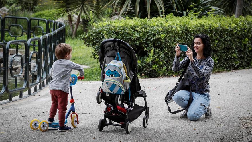 El cuidado de los hijos ocupa al 37% de las mujeres frente al 5,6% de los hombres
