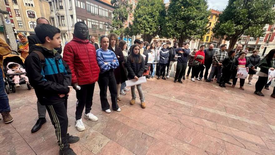 Los escolares participan en el día contra el racismo en Langreo
