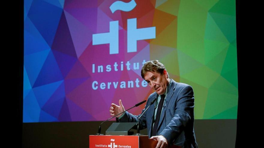 El director del Instituto Cervantes defenderá la oficialidad del asturiano en la Junta General del Principado