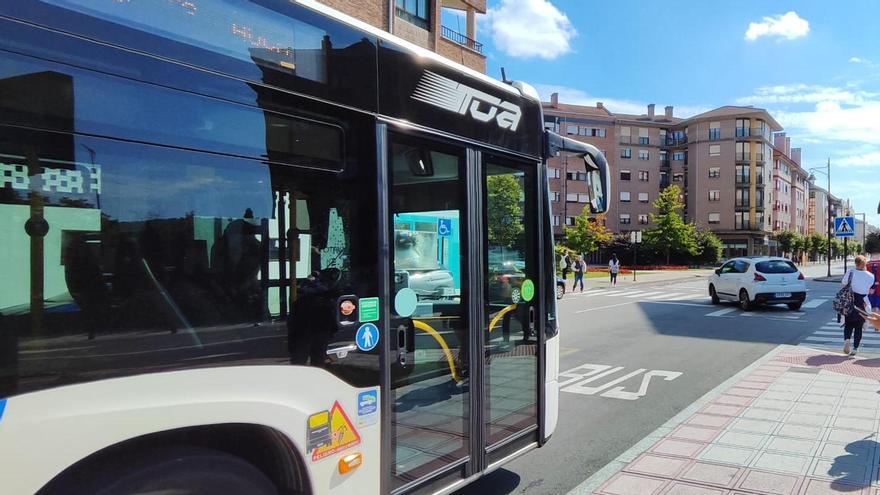 El frenazo brusco de un autobús urbano en una rotonda provoca tres heridos leves en Oviedo