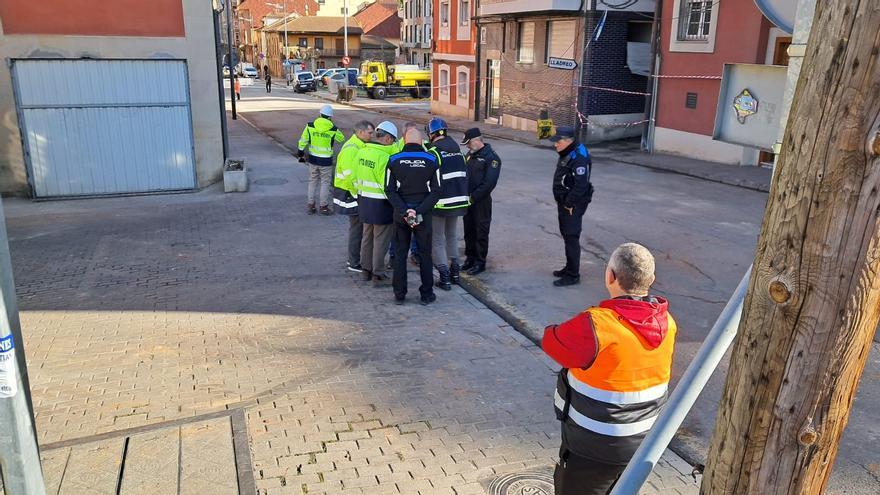 Calma tensa en Mieres: los expertos descartan nuevas explosiones y los vecinos entran en sus casas para recoger ropa y enseres