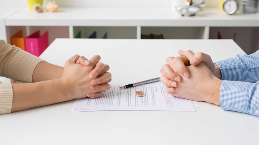 ¿Cuántos matrimonios rompieron en 2024? Las cifras suben y estas son las comunidades con tasas más altas (y más bajas)