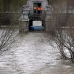El Manzanares entra en nivel rojo por riesgo de inundaciones en Madrid.