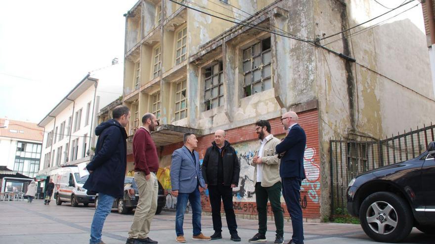 Empieza la rehabilitación del Cinemar, la obra «estrella» del mandato en Llanes: «Hoy es un día muy especial»