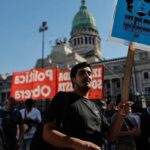 En medio de protestas callejeras, Milei logra que el Congreso le apruebe un acuerdo secreto con el FMI