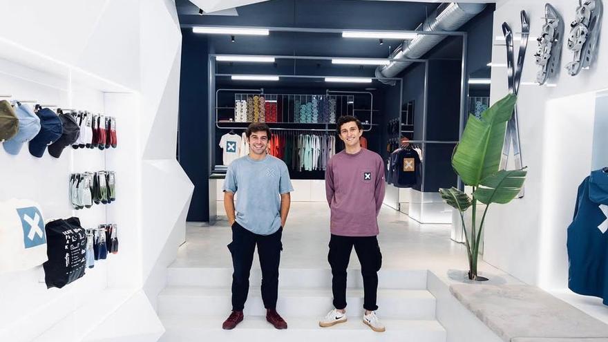 Abre en el centro de Gijón la marca que arrasa entre los jóvenes y que vende las famosas sudaderas de la X