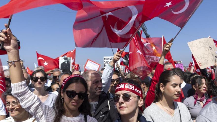 Miles de personas protestan en Estambul en apoyo al alcalde Ekrem Imamoglu