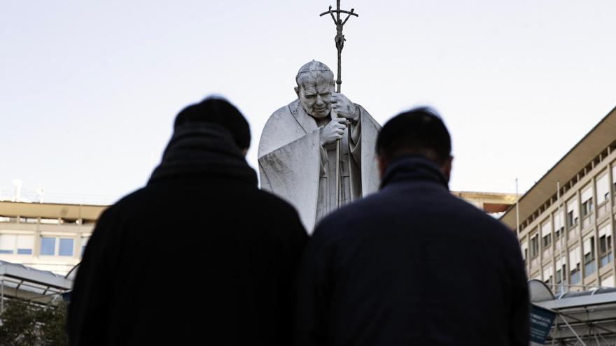 El papa Francisco volvió a pasar una noche tranquila y continúa estable