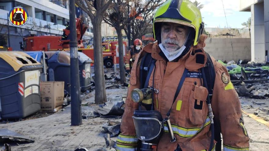 El bombero que confinó a la familia en el incendio de Campanar: «Revisé el piso y no había humo. Estaban muy asustados, pero era lo más seguro y les dije que se quedasen ahí»