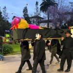 Grado despide su Carnaval con el entierro del ‘moscón’ en un desfile cargado de humor y tradición