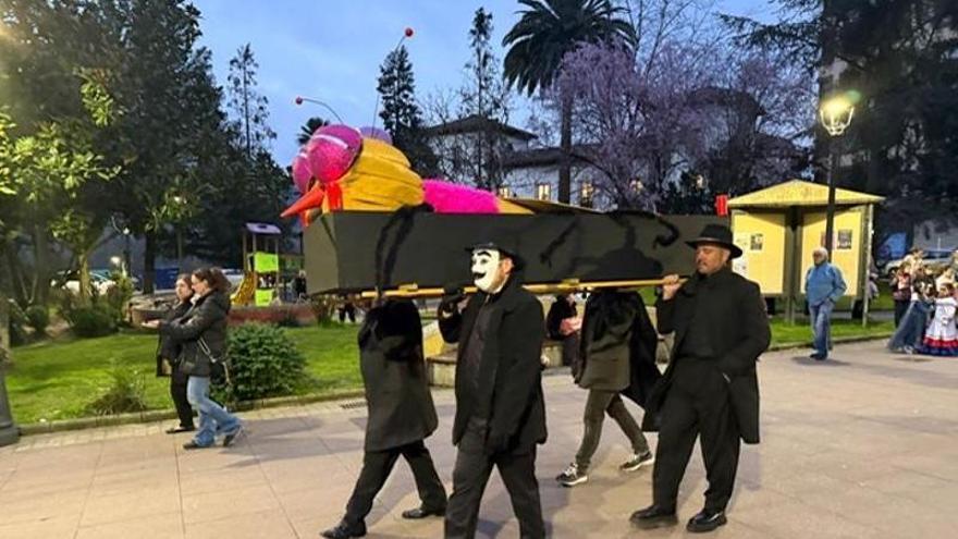 Grado despide su Carnaval con el entierro del ‘moscón’ en un desfile cargado de humor y tradición