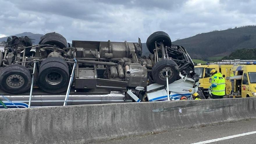 Herido grave al volcar su camión en la Autovía del Cantábrico, en Navia: la vía está cortada