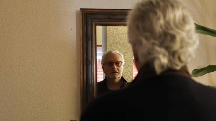 El magistrado titular de lo Penal número 1 de Oviedo cuelga la toga después de 45 años: «Seguiría en el Juzgado, pero me retiro porque casi no veo»