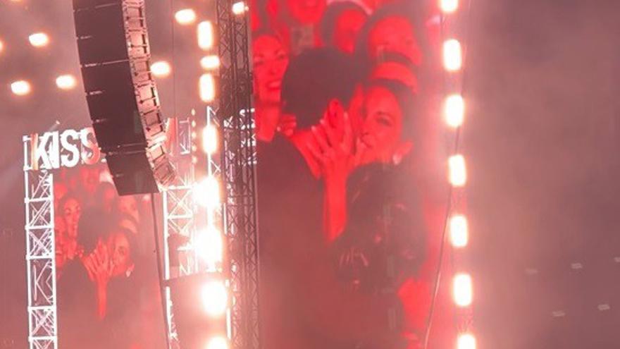 El apasionado beso de Paula Echevarría durante el concierto de Carlos Rivera que ha sorprendido a todos