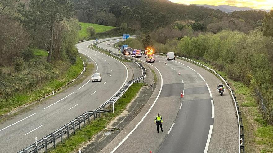 Vuelca un vehículo en la autovía A-8 a la altura de Santa Marina, en Cudillero