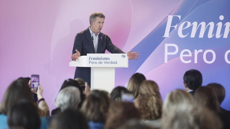 Feijóo carga contra Sánchez por tratar con «frivolidad» la política internacional
