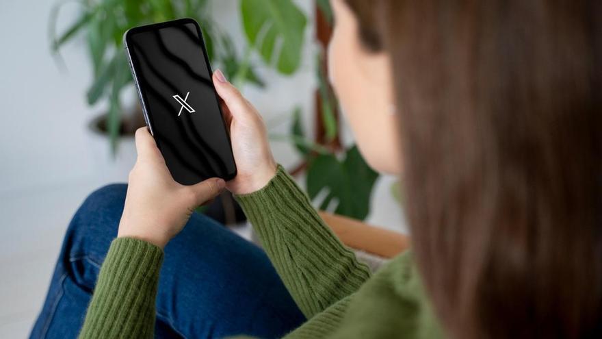 La Universidá d’Uviéu «encamienta» facer privaes les cuentes de X