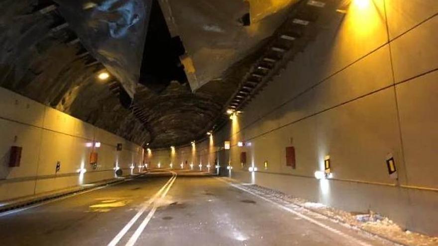 Cerrado al tráfico el túnel de Rañadoiro por un nuevo desprendimiento del revestimiento de su techo