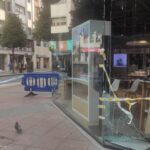 Revientan de madrugada un escaparate de la calle Uría de Oviedo para robar 18 móviles