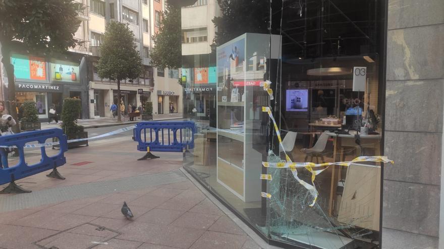 Revientan de madrugada un escaparate de la calle Uría de Oviedo para robar 18 móviles