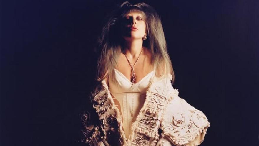 El abrigo torero de Lady Gaga en la portada ‘deluxe’ de ‘Mayhem’ es obra del burgalés Mario Marquina