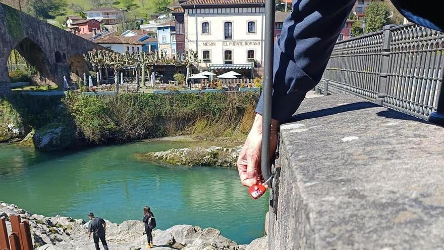 Los «candados del amor», una moda que vuelve a Cangas de Onís