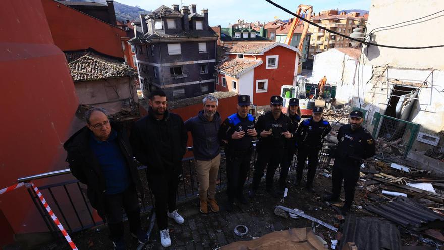 Los héroes que se elevaron sobre los escombros de la explosión de Mieres: «Le sacamos la cabeza de entre los cascotes y se puso a rezar»