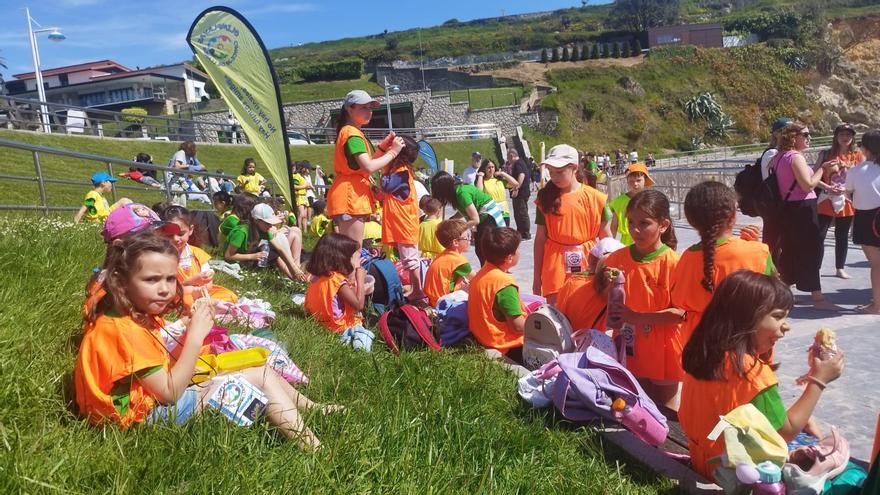 Juegos y convivencia en Llanes: más de 300 escolares celebran las VI «Olimplayas»