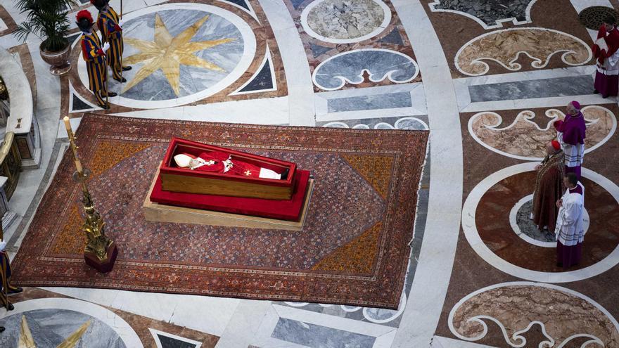 Un cardenal acusado de encubrir delitos de pederastia participará en el rito del cierre del ataúd del Papa