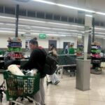 En busca de papel higiénico y agua tras el apagón: la imagen de los supermercados asturianos que recuerda a la pandemia