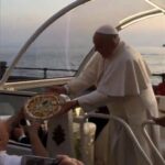 El gracioso recuerdo del Papa Francisco cogiendo una pizza desde el Papamóvil
