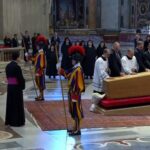 De luto riguroso y con una única joya cargada de simbolismo: así fue el último adiós de Don Felipe y Doña Letizia al Papa Francisco