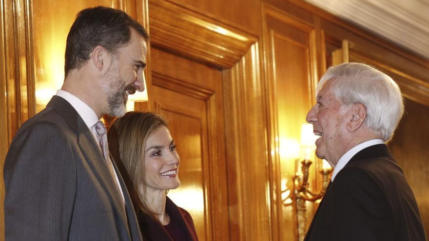 Felipe VI y Letizia trasladan su pésame a los hijos de Vargas Llosa, un novelista que defendió el «valor esencial» de la libertad