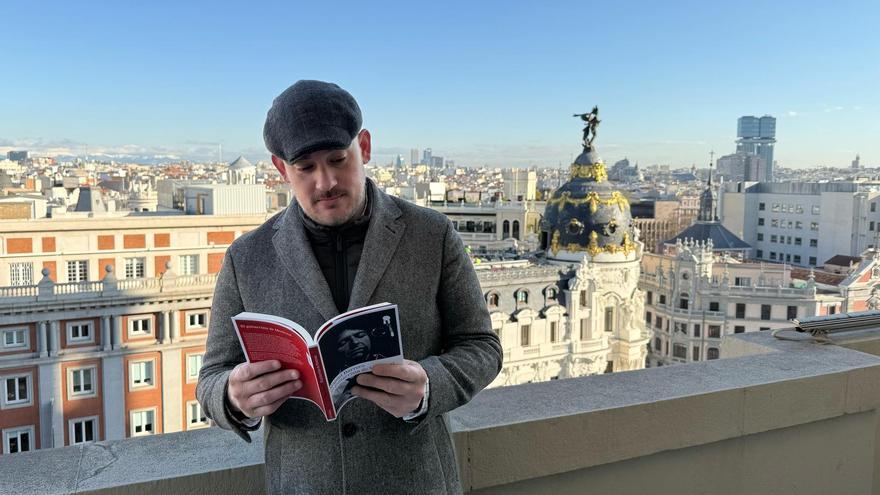 El guitarrista que forxó a Leonard Cohen faise novela de la mano d’un asturianu