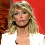 Emma García, paralizada en Fiesta tras mostrarle unas desagradables imágenes: «No puedo verlo»