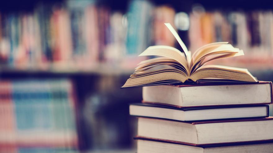 Soy estudiante de Filología y estos son los cinco libros que no pueden faltar en mi estantería