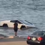 Prueban a conducir el Tesla Cybertruck por el agua y este es el resultado