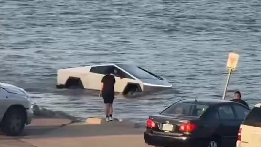 Prueban a conducir el Tesla Cybertruck por el agua y este es el resultado