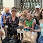 Atrapados en Madrid: Cibeles, convertida en una torre de Babel de viajeros esperando un bus que les permita volar a casa