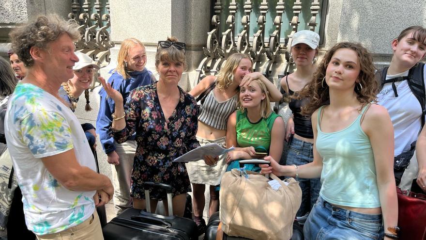 Atrapados en Madrid: Cibeles, convertida en una torre de Babel de viajeros esperando un bus que les permita volar a casa