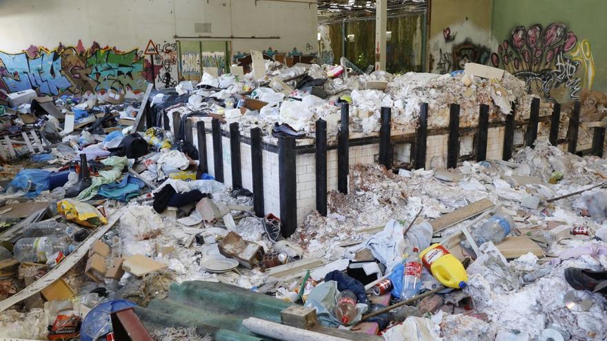 La fábrica de loza de San Claudio, un vertedero después de 16 años de abandono: «Todo es basura; hay pilas de ruedas»