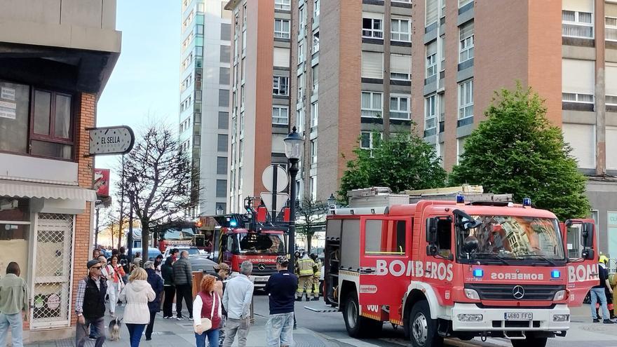 Intervención de los bomberos por una alerta de incendio en Gijón