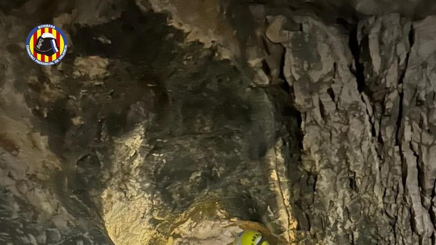 Tratan de rescatar a cuatro hombres atrapados en una cueva de Valencia