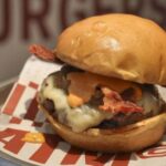Hamburguesas de kilómetro cero y espíritu joven: así es el nuevo local de ATM en Gijón