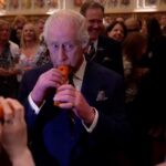 El rey Carlos III toca una flauta dulce hecha de zanahoria ante 350 invitados: «Al menos puedo comerla»